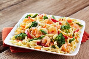 Noodles with vegetables and prawns