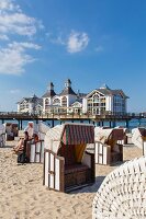 Strandkörbe am Kaiserpavillon auf der Selliner Seebrücke, Sellin, Ostseebad auf Rügen