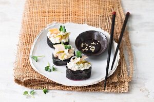 Gunkan-Sushi mit Räucherfisch