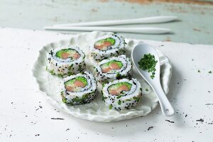 Uramaki-Sushi mit grünem Fischrogen und Fisch