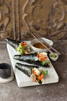 Tempura-Temaki mit Wasabi und Daikon-Dip