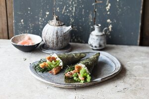 Temaki-Sushi mit Knusperhuhn und Gemüse