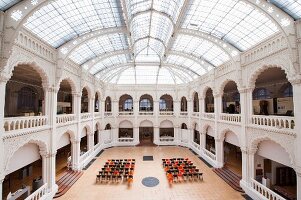 Haupthalle mit Glaskuppel des Kunstgewerbemuseums in Budapest - Das Bauwerk der ungarischen Sezessionsarchitektur wurde zwischen 1893 und1896 nach den Plänen von Ödön Lechner und Gyula Pártos gebaut