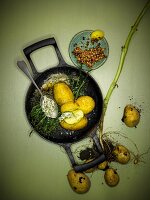 Gedämpfte Rosmarinkartoffeln mit Algenbutter