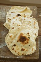 Fladenbrote auf Holzbrett
