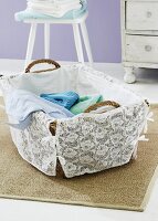 DIY - mit Spitze romantisch verzierter Wäschekorb