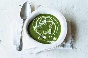 Spinach soup with lime and fresh ginger