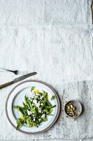 Salat aus grünen Bohnen mit Feta und Basilikum