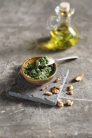 Rucola-Zitronen-Pesto mit Pinienkernen und Walnüssen