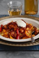 Hähnchenpfanne mit Paprika, Zwiebeln & Kreuzkümmel auf Reis (Arabien)