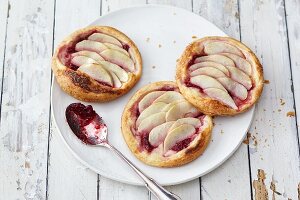 Mini apple puff pastry pizzas with raspberry jam