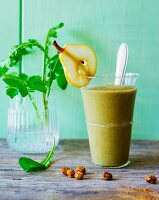 Apple and pear smoothie with water almonds, dandelions, pilewort and bishop's weed