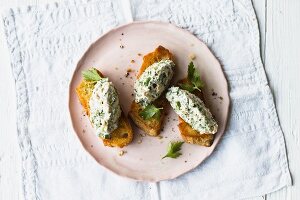 Crostini with celery-blue cream cheese