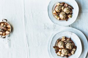 Semmelknödel aus Honigkuchen mit Sellerie-Maronen-Ragout