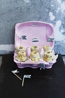 Mini-Gugelhupfe mit Eierlikör-Glasur als Geschenk in rosa Eierkarton mit Fähnchen