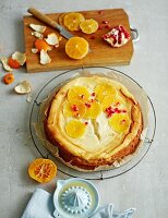 Kalorienarmer Orangen-Käsekuchen mit Zwieback-Aprikosen-Bröselboden, Magerquark, Joghurtfrischkäse und Granatapfelkernen