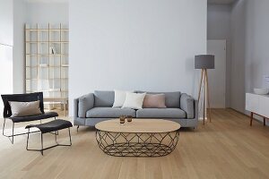 Ausgangssituation für Wohnraum-Styling: puristisches Designer-Interieur in dezenten Naturtönen und Schwarz auf Parkett