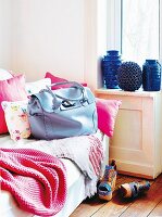 Business-Bag Georgia von Sonja Schweizer, blaue Tasche auf Sofa, Deko in Pink