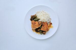 Fennel chicken with peppers, mushrooms and rice (seen from above)