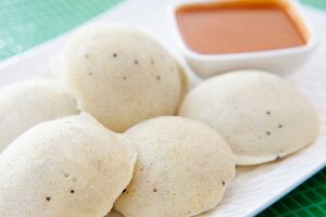 Idli mit Sambar (Gedämpfte Reisküchlein mit Sauce auf Linsenbasis, Indien)