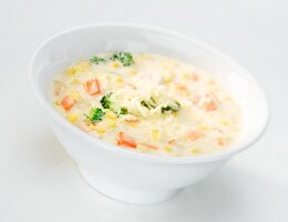 Chicken chowder (creamy chicken soup with sweetcorn and vegetables, USA)