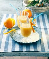 Orangencocktail mit Ananas und Rum