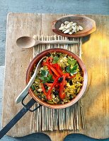 Gemüsepaella mit Paprika und Oliven