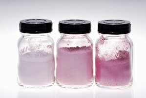 Kleine Gläser mit Pigmenten in rosé Tönen zum Schminken