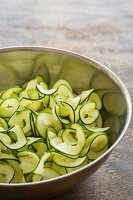 Zucchini-Bandnudeln in einer Edelstahlschüssel