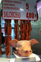 Schweinskopf und Würste auf dem Markt in Bilbao, Baskenland, Spanien