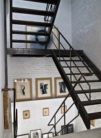 Metalltreppe im Treppenhaus mit geweisselten Ziegelwänden