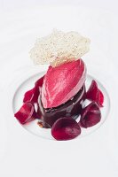 Dessert im Restaurant Le Roscanvec: dunkle Schokolade und Rote Bete, Bretagne, Frankreich