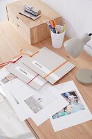 Quick, homemade photo albums – photos printed on white paper in cardboard folders with elastic bands