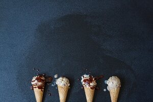 Vier vegane Eistüten mit Schokoladensauce