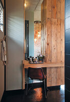 Tisch aus Holz in modernem Badezimmer mit Hängelampen