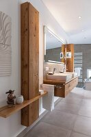 Massgefertigter Schrank aus Holz neben Waschtisch mit Unterbau in modernem Bad