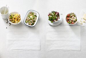Vier verschiedene Low Carb Salate mit Käse