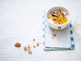 Spiced yoghurt with oranges, figs and walnuts (low carb)