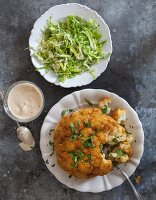 Im Ganzen gebackener Blumenkohl mit Chili-Mandel-Mayonnaise, dazu Romanasalat