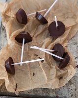 Selbstgemachte Sckokoladen-Lollies für Trinkschokolade (vegan)