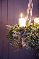 Adventskranz aus grünen Zweigen & Tanne mit weissen Stumpenkerzen