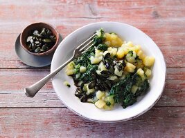 Vegane Stampfkartoffeln mit Spinat, frischen Kräutern & Kürbiskernen