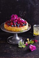 Glutenfreier Beerenkuchen mit essbaren Blüten