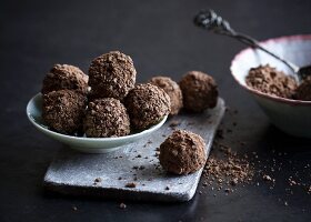 Black-pepper truffles with cream