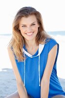 Junge Frau in blauem Top am Strand