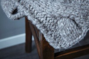 A cable knitted blanket made from a woollen mixed yarn (close-up)