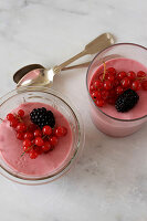 Mousse mit Sommerbeeren