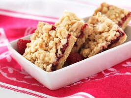 Raspberry crumble cake