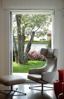 Designer-Relaxsessel mit Fußhocker von Antonio Citterio vor Fenster mit Gartenblick