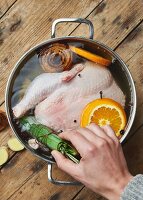 Hühnerbrühe zubereiten: Suppengemüse zum Huhn geben